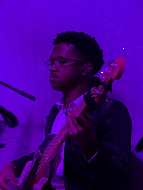 Bassiste de Blessing Revival sur scène