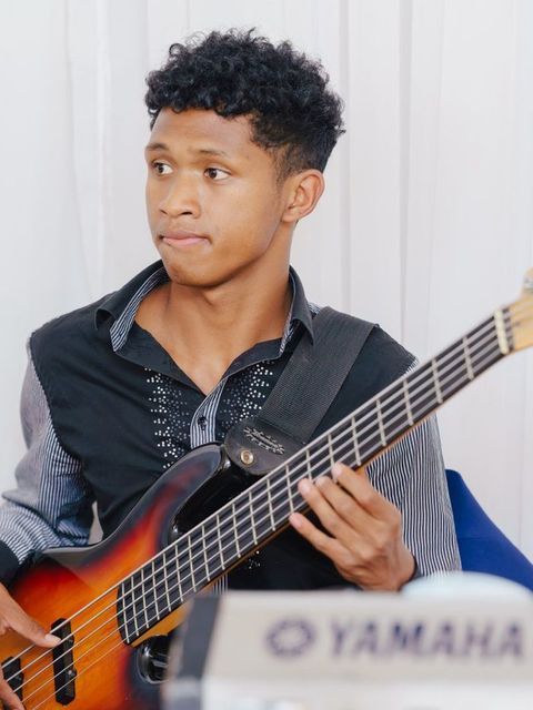 Bassiste de Blessing Revival en cérémonie