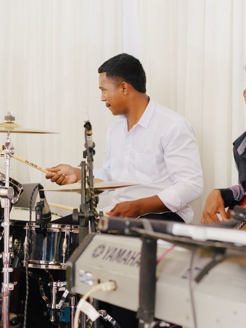 Batteur de Blessing Revival en cérémonie