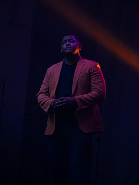 Chanteur et animateur de Blessing Revival