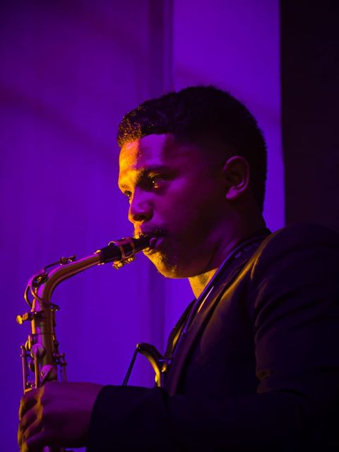 Saxophoniste de Blessing Revival sur scène